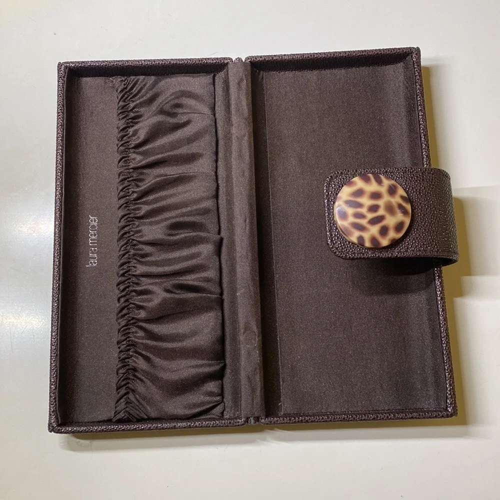 Laura Mercier- Makeup Case - Picture 5 of 8